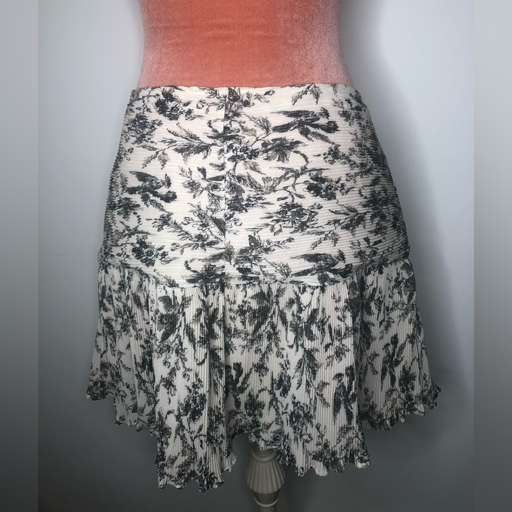 Express Floral Pleated Mini Skirt Cream Black Gray Women’s Size XL - Picture 2 of 13
